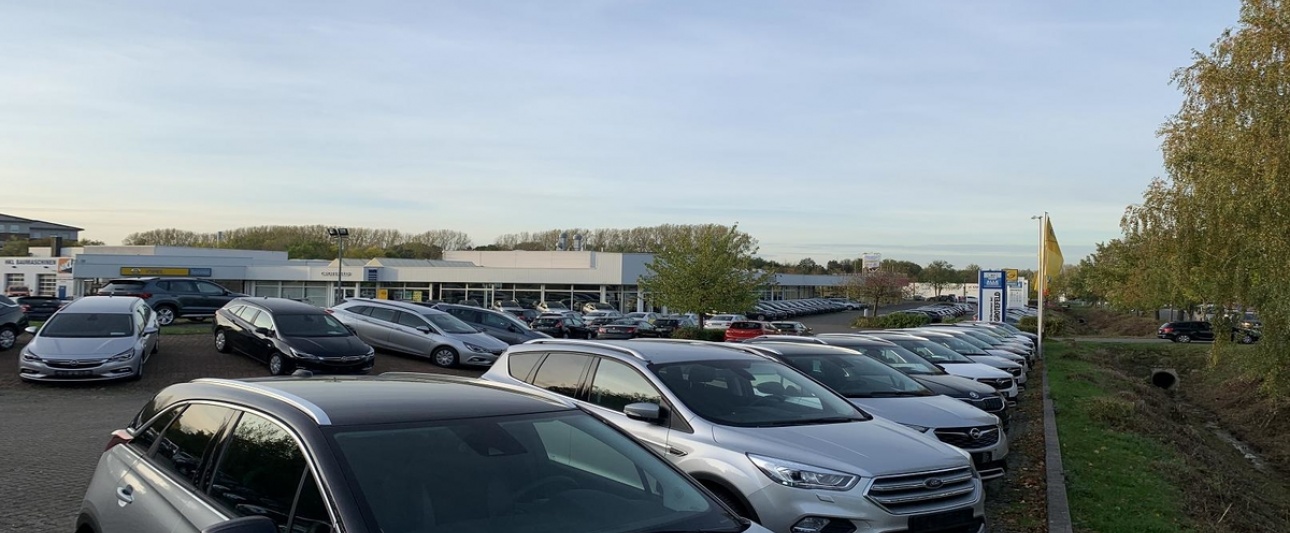 Außenansicht von Autohaus Grotefeld mit geparkten Verkaufsautos