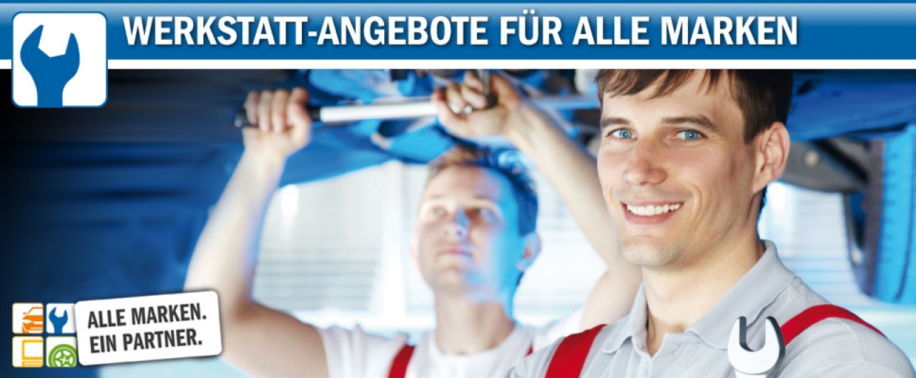 zwei freundliche Mechaniker arbeiten am Unterboden eines Autos